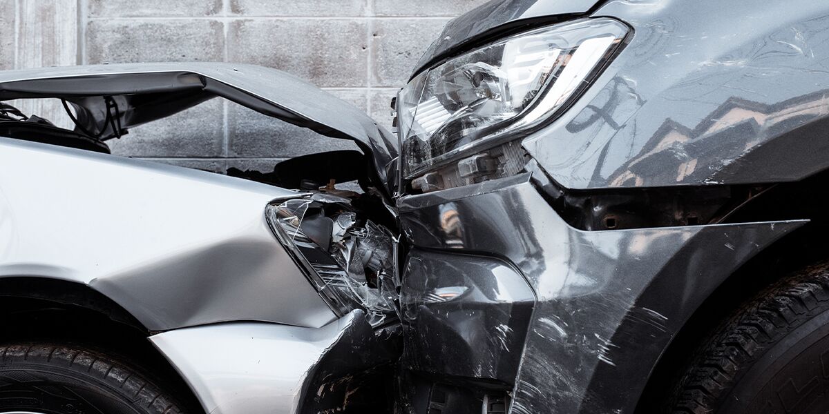 Carros colididos em acidente de trânsito