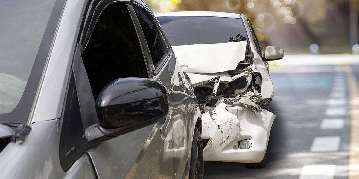 Carros colididos na estrada durante acidente