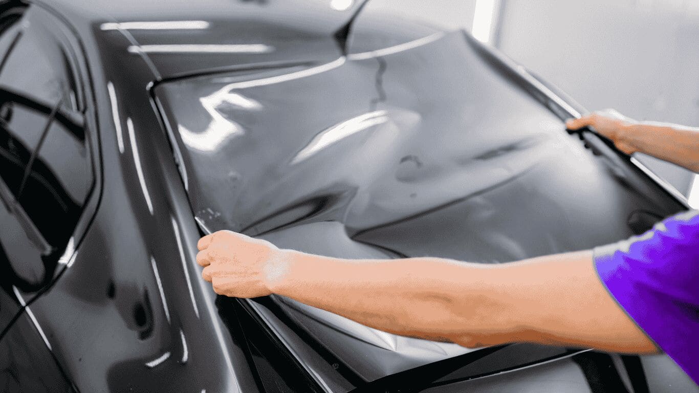 Aplicação de película em vidro automotivo