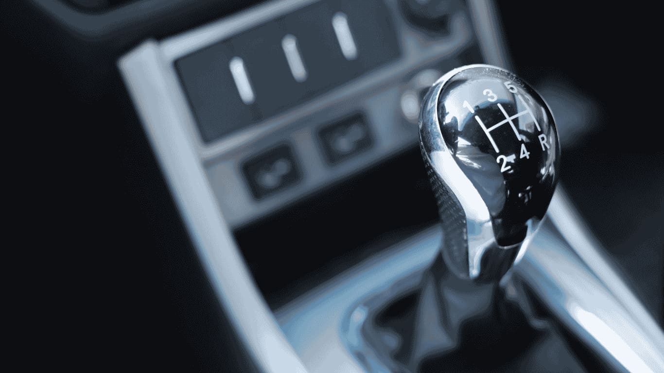 Câmbio manual de carro com marchas visíveis