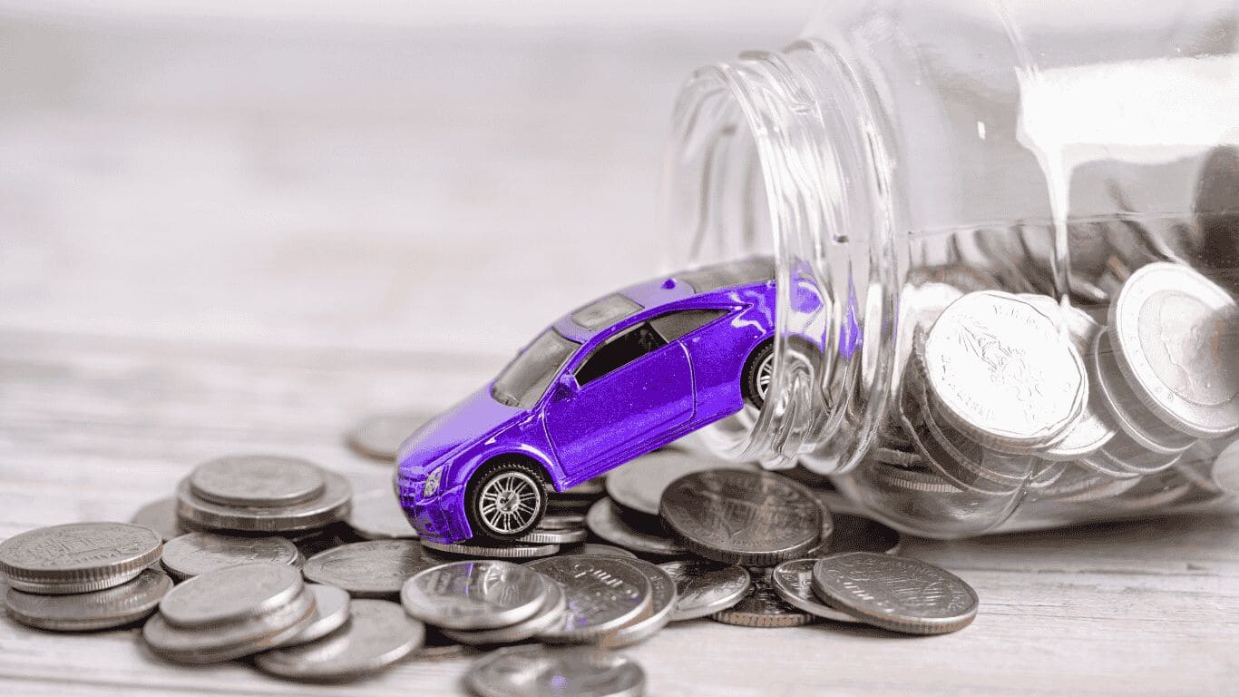 Carro de brinquedo roxo em um pote de moedas