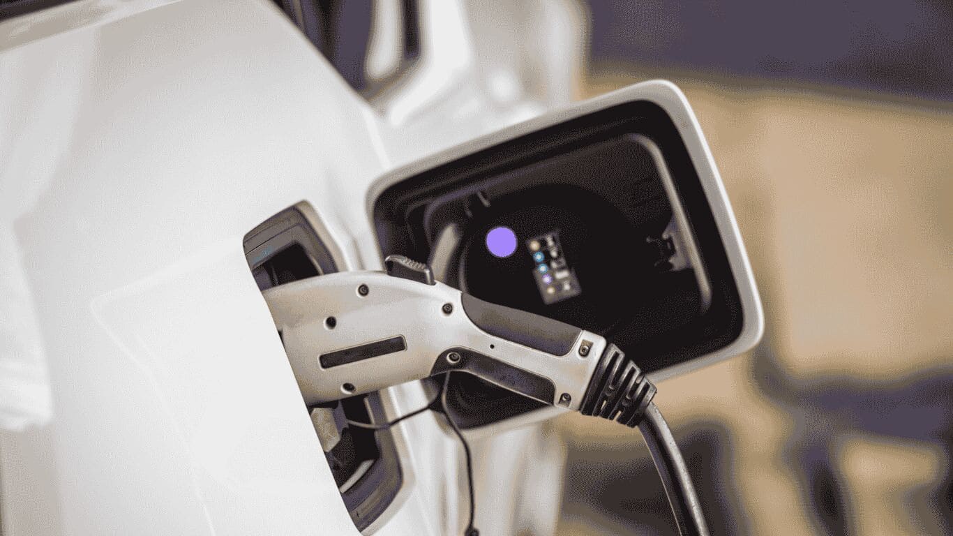 Carro elétrico sendo carregado na estação