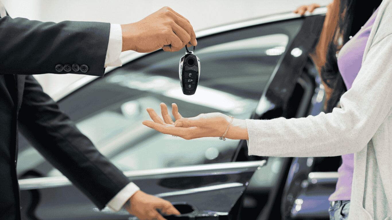 Homem entregando chaves de carro a mulher