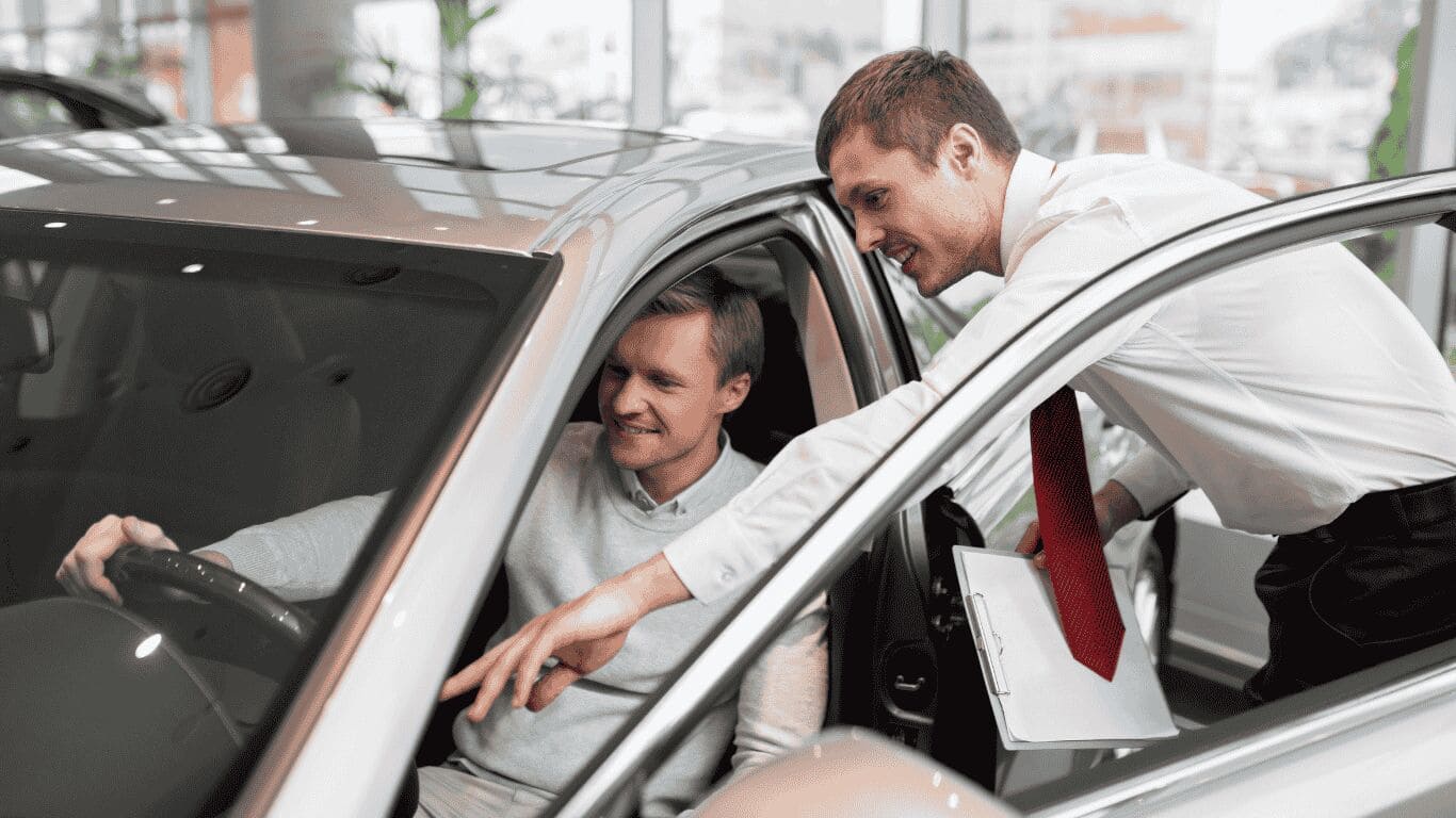 homem testando carro em concessionária