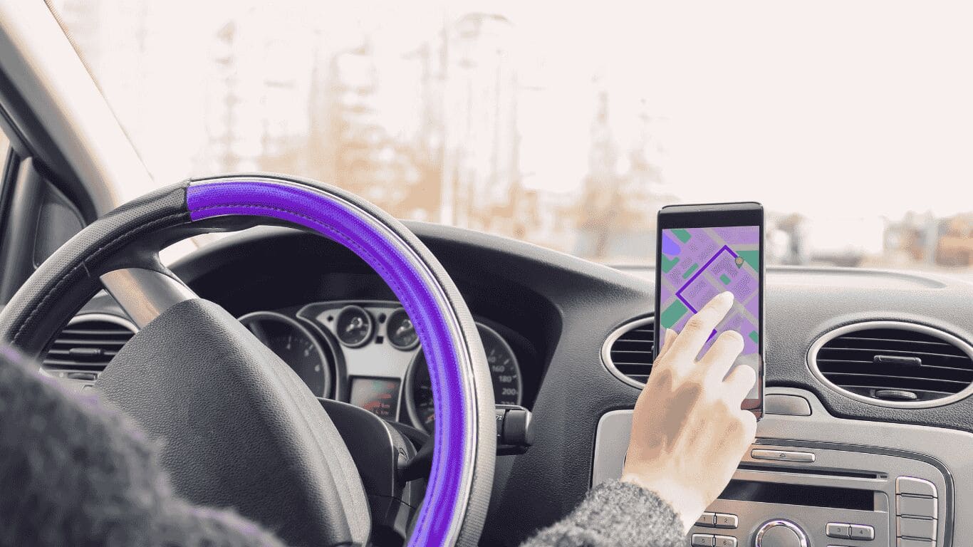 Pessoa usando GPS enquanto dirige um carro