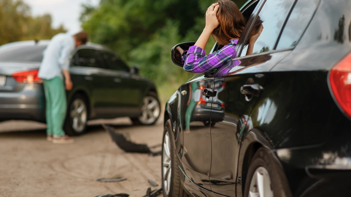 Acidente de carro com motorista preocupado e outro veículo.