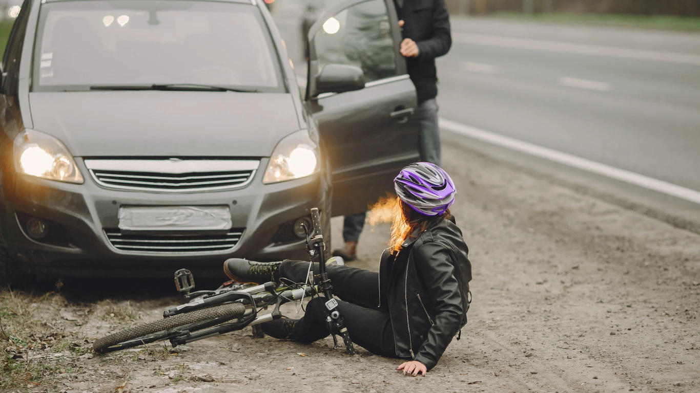 Acidente entre ciclista e carro na rodovia
