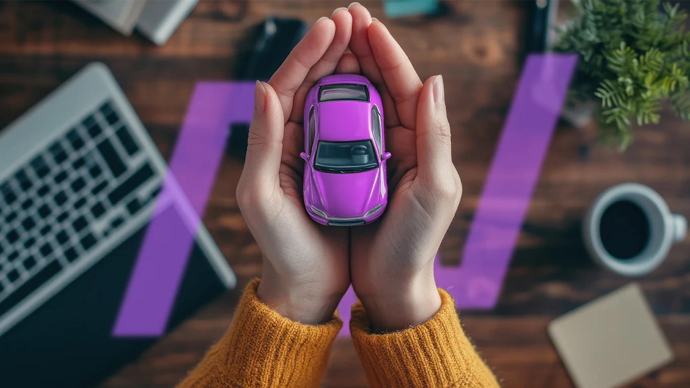 Carro de brinquedo roxo nas mãos de uma pessoa