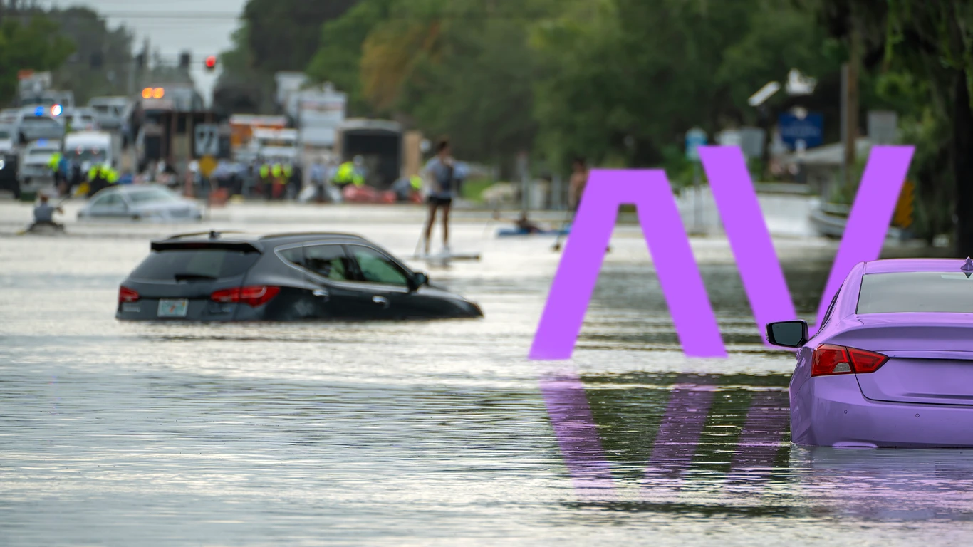 Carros submersos em enchente com pessoas na água