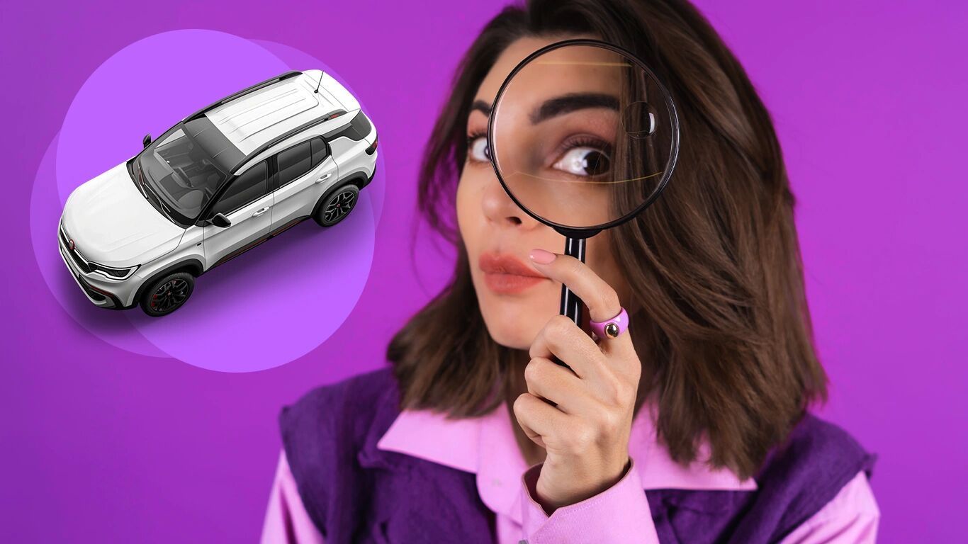 Mulher segurando lupa perto de carro branco em fundo roxo.