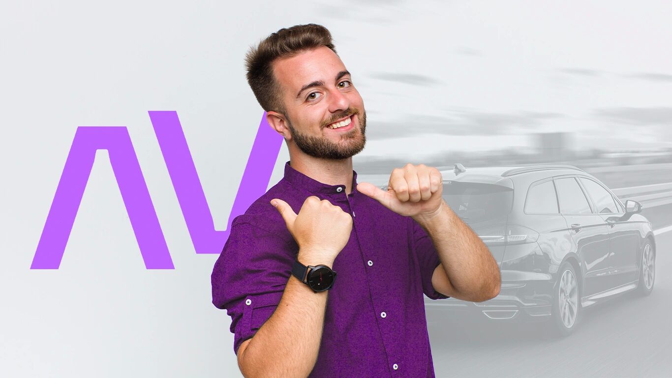 Homem sorrindo com fundo de carro e logo roxo