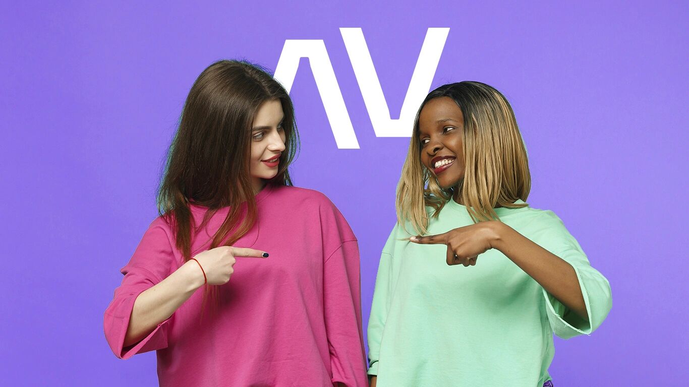 Duas mulheres se apontando em fundo roxo