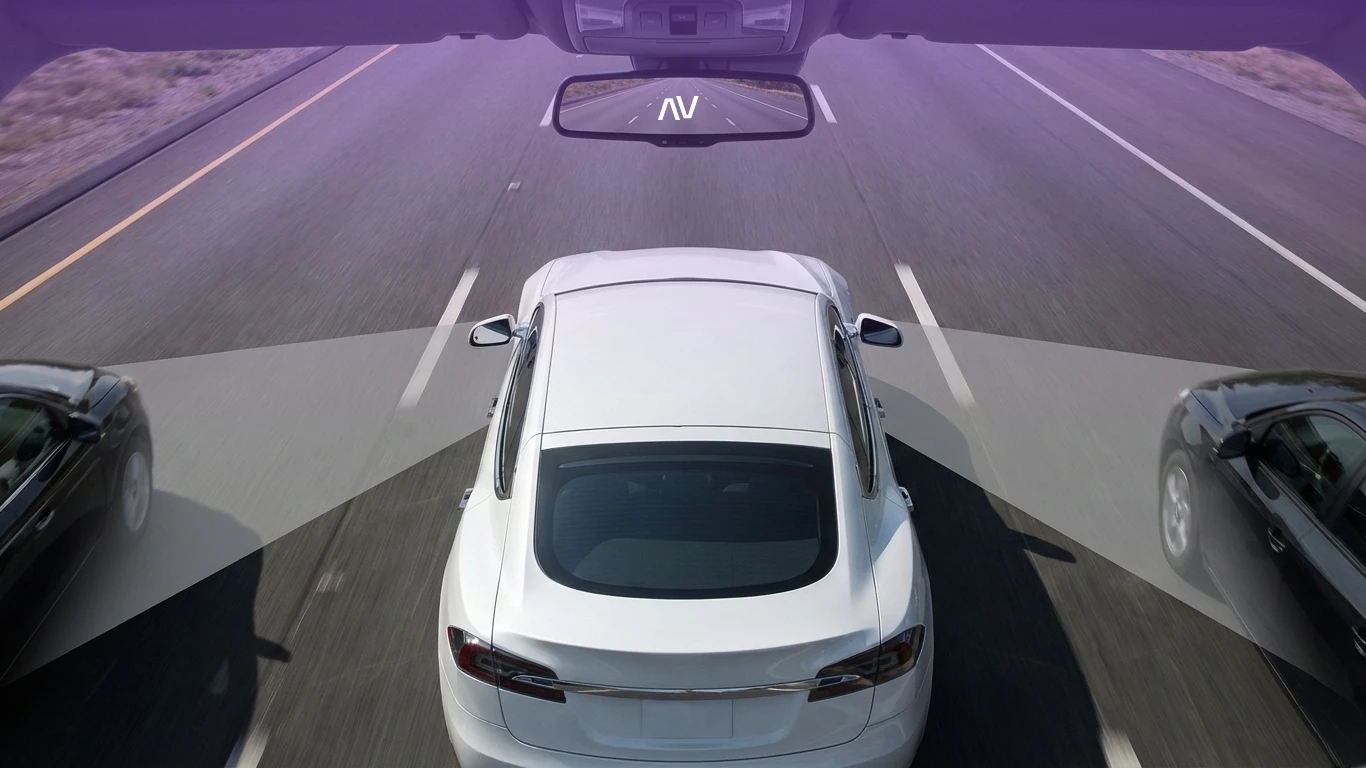 Carro branco em movimento na estrada com assistência de direção