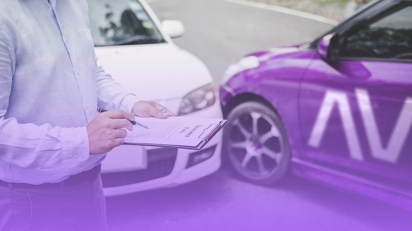 Homem avaliando danos em carros acidentados