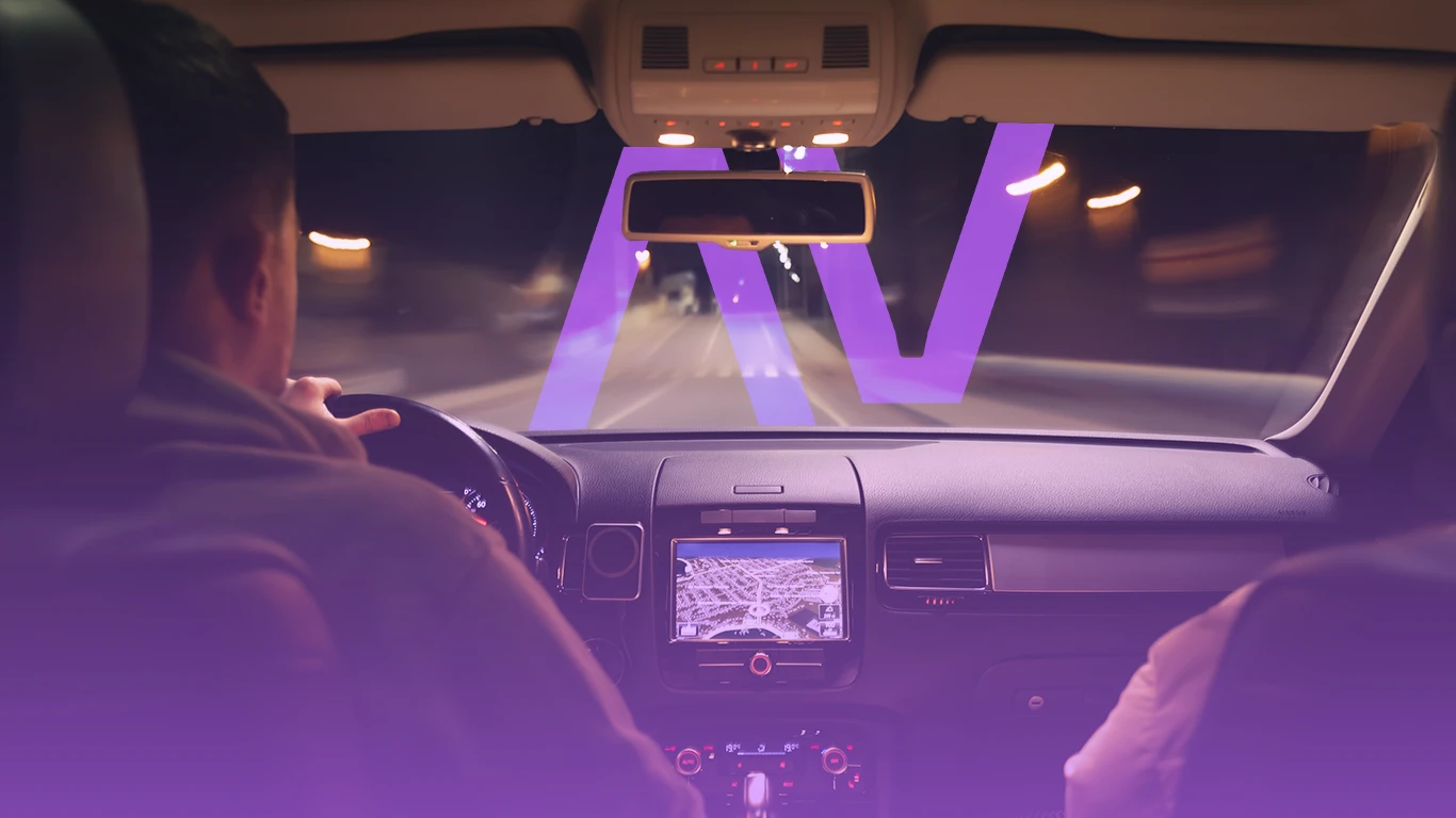 Pessoas dirigindo à noite com tecnologia de navegação.