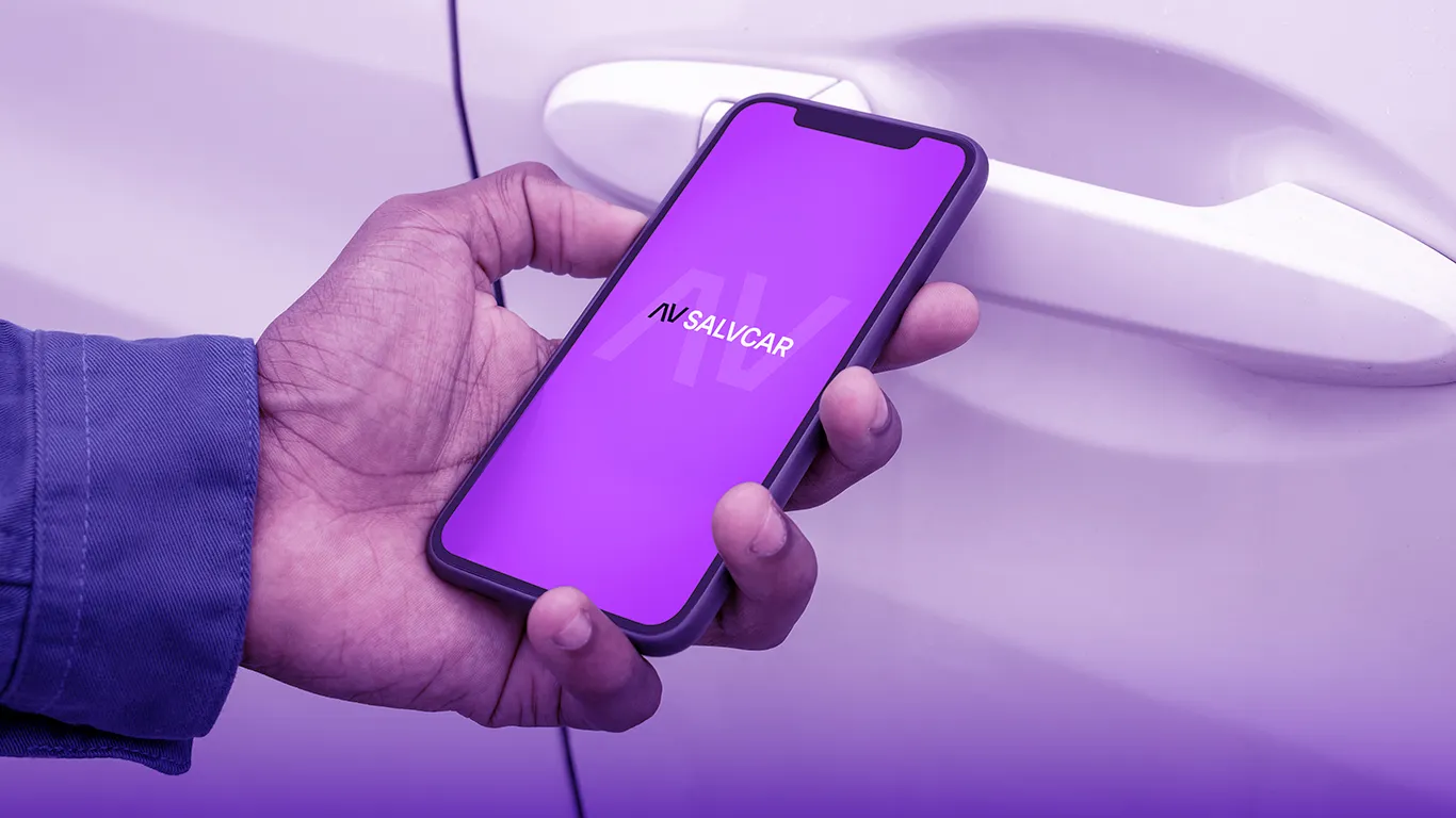 Pessoa usando celular com a logo da salvcar na tela